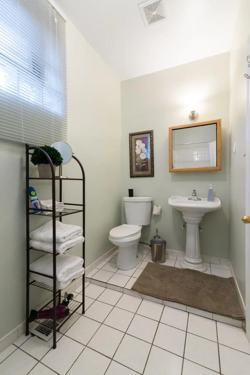 Image 4 of 1549 North Maplewood Avenue