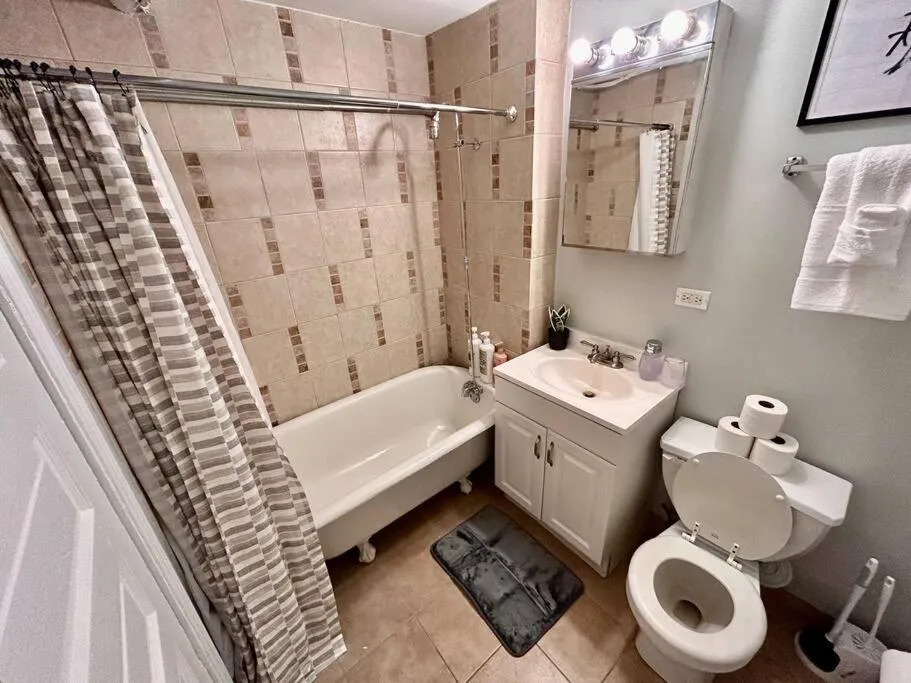 Image 2 of 2BR Modern APT Near UChicago & Beach