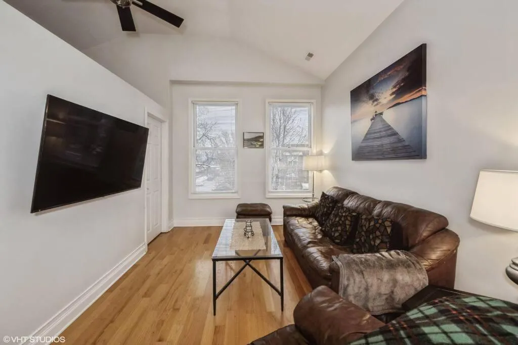 Image 4 of 2-Bed 2-Bath Apt – Close to UC w/ Free Parking