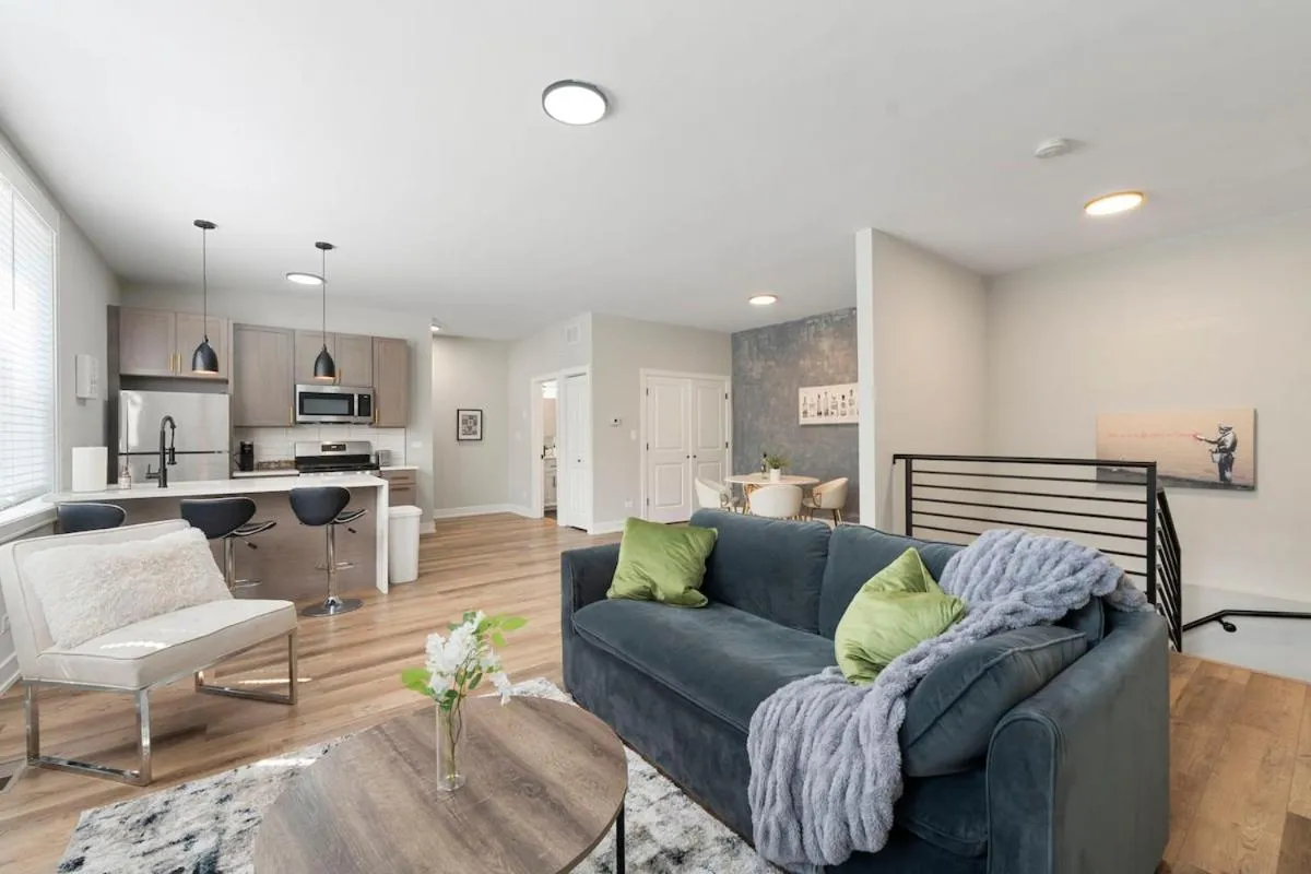 Image 3 of 2 Bed & 3 Bath Chicago Condo