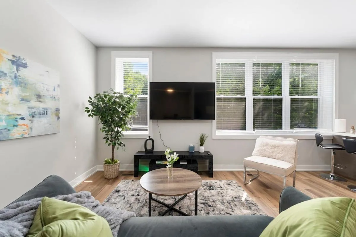 Image 4 of 2 Bed & 3 Bath Chicago Condo