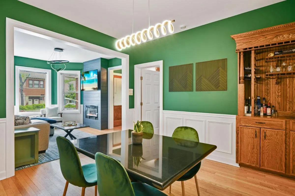 Image 2 of 2 Bed Apt w/ Office, Free Parking, Near Wrigley
