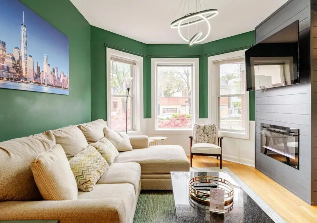 Image of 2 Bed Apt w/ Office, Free Parking, Near Wrigley