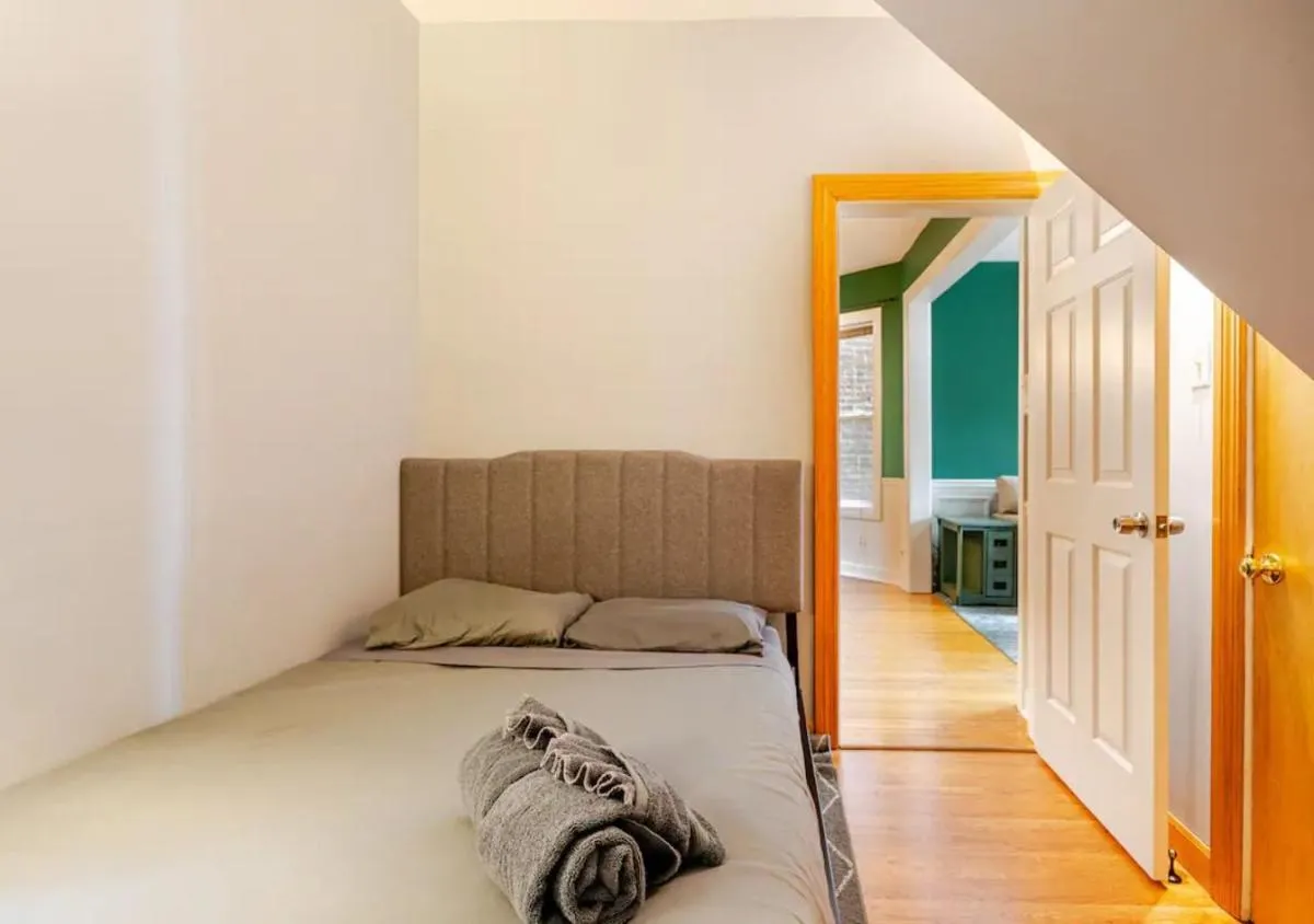 Image 6 of 2 Bed Apt w/ Office, Free Parking, Near Wrigley