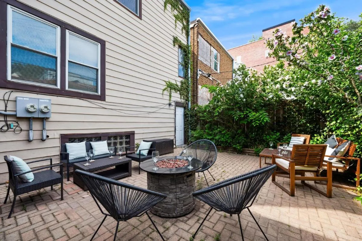 Image 5 of 2 Bed Apt w/ Office, Free Parking, Near Wrigley