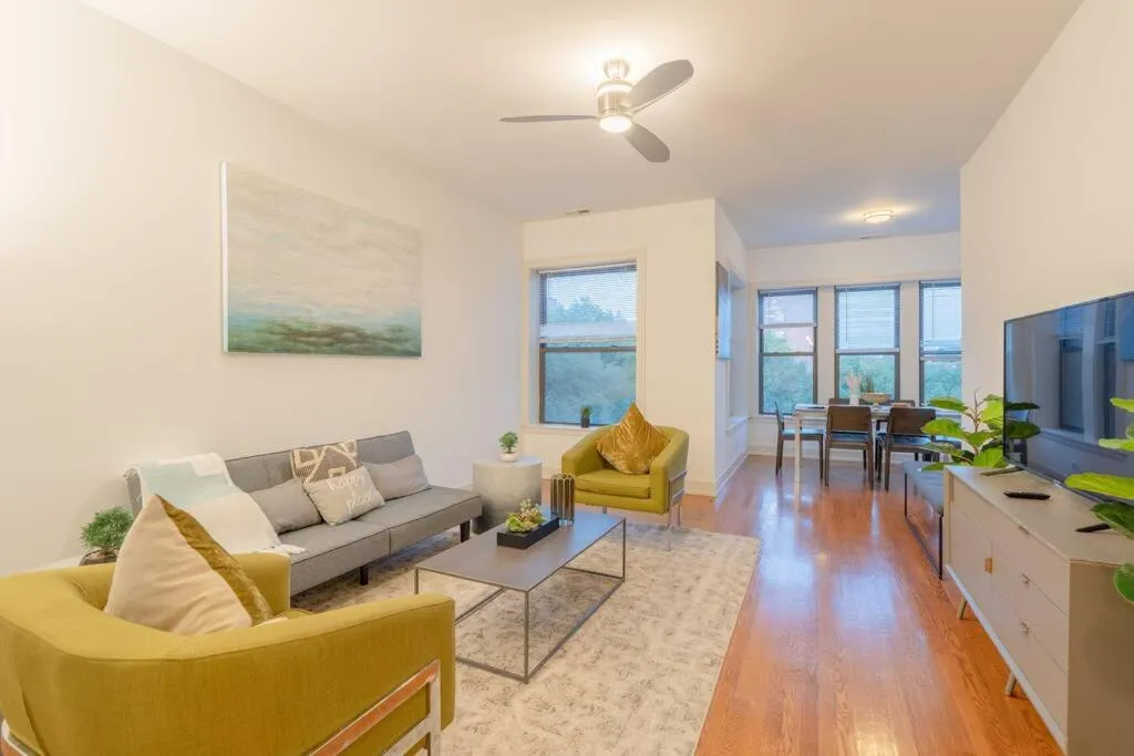 Image 4 of 3BR Prime Hyde Park Location Near UChicago and Dining