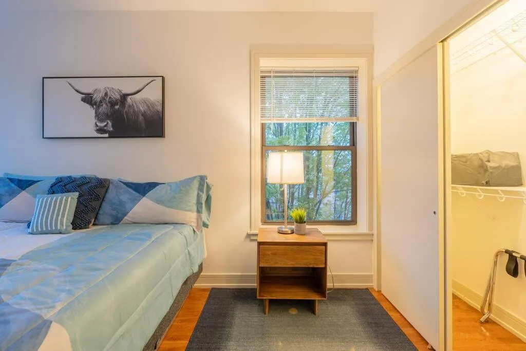 Image 5 of 3BR Prime Hyde Park Location Near UChicago and Dining