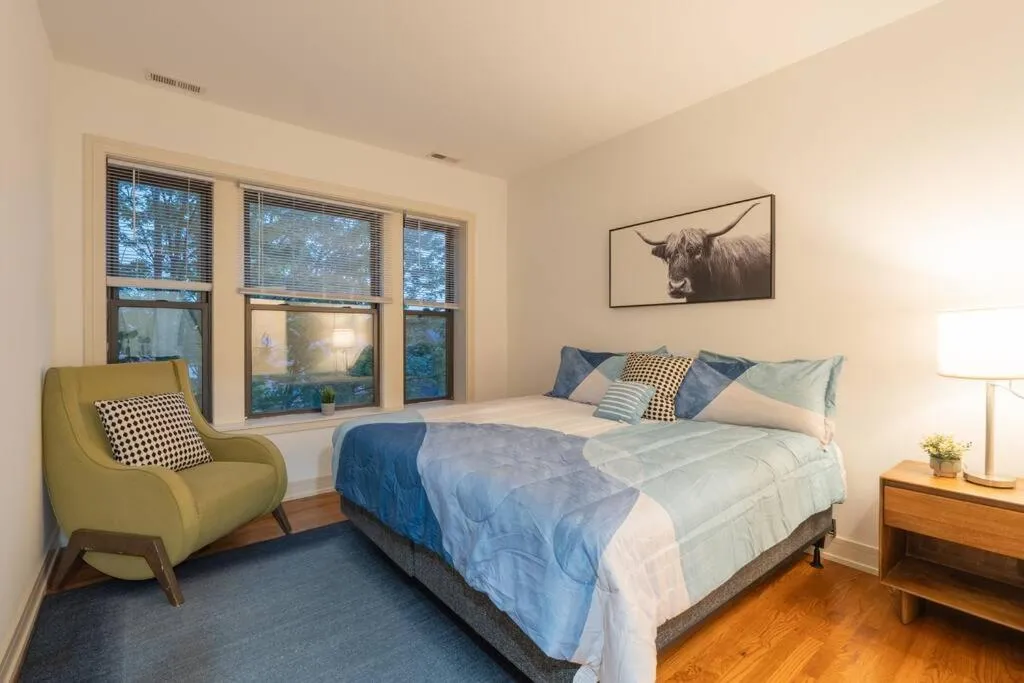 Image 1 of 3BR Prime Hyde Park Location Near UChicago and Dining