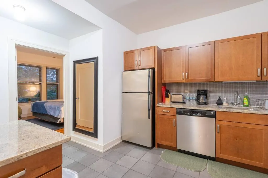 Image 3 of 3BR Prime Hyde Park Location Near UChicago and Dining
