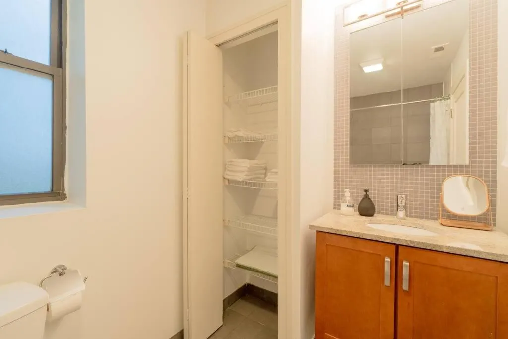 Image 6 of 3BR Prime Hyde Park Location Near UChicago and Dining