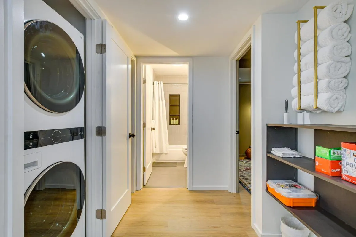 Image 2 of 3 Mi to Dwtn Chic Apartment in Chicago!