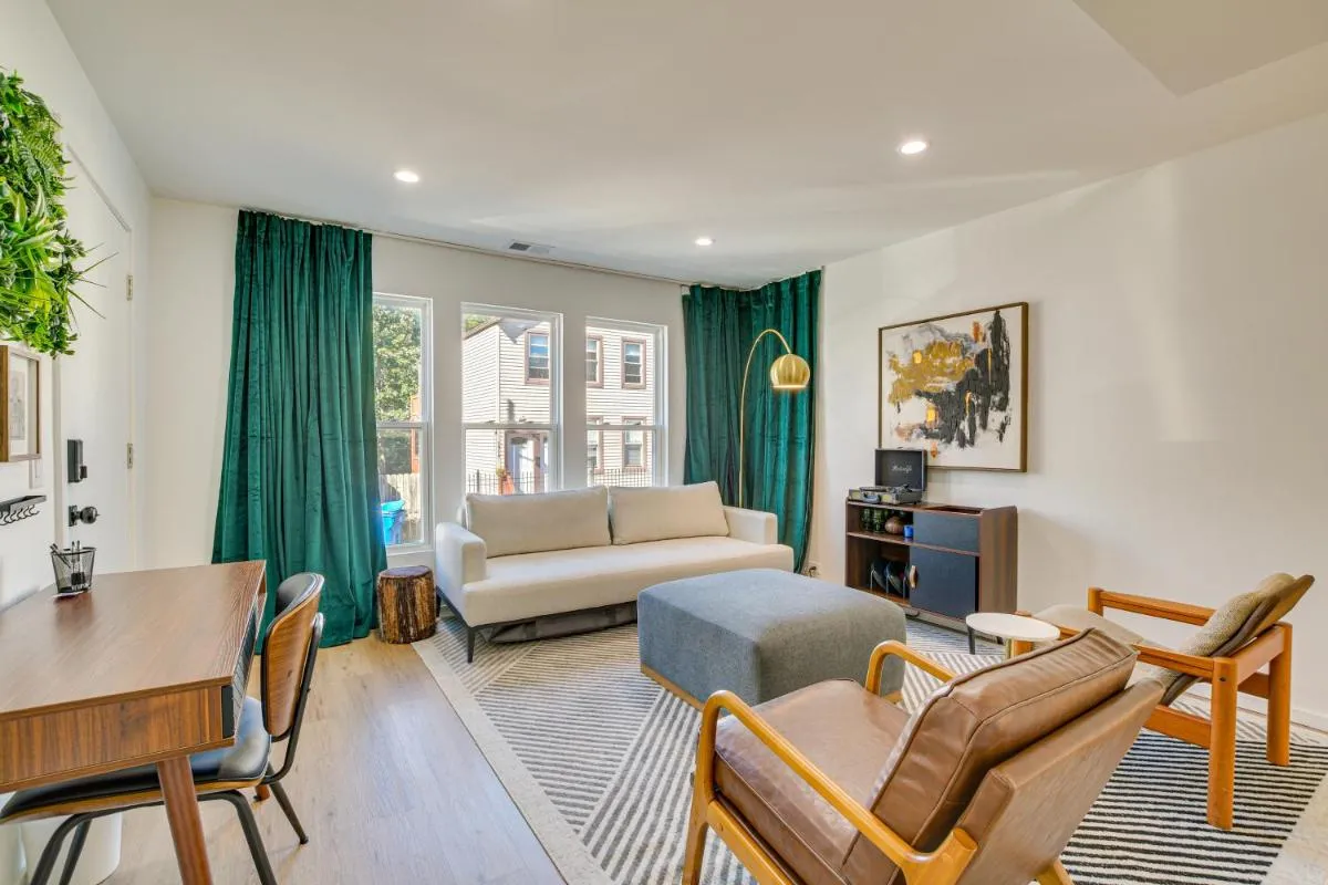 Image 1 of 3 Mi to Dwtn Chic Apartment in Chicago!