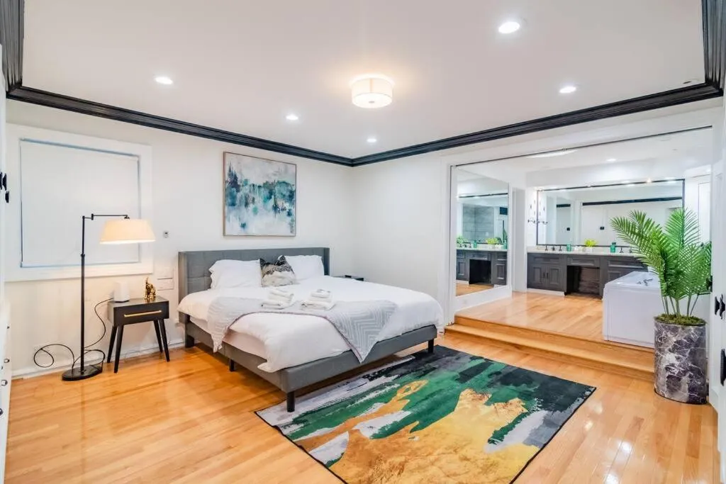 Image 1 of 4Bedroom Gold Coast Duplex with Jacuzzi in the Bedroom and Optional Valet Parking