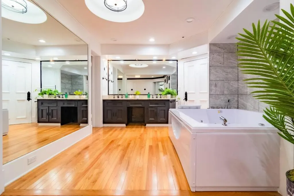 Image 2 of 4Bedroom Gold Coast Duplex with Jacuzzi in the Bedroom and Optional Valet Parking