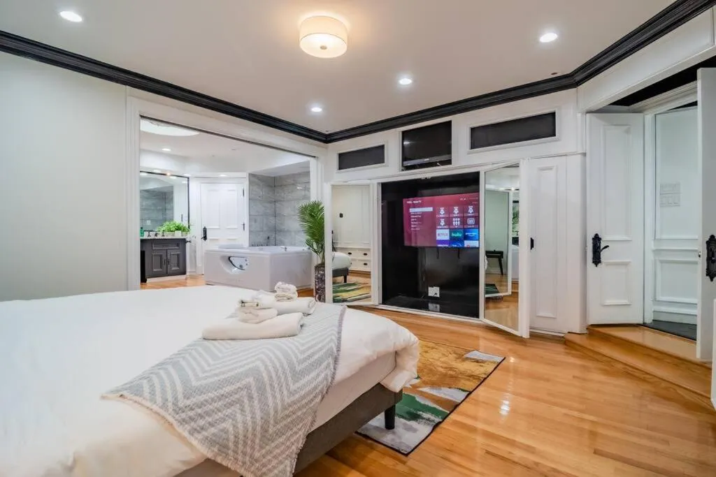 Image 6 of 4Bedroom Gold Coast Duplex with Jacuzzi in the Bedroom and Optional Valet Parking