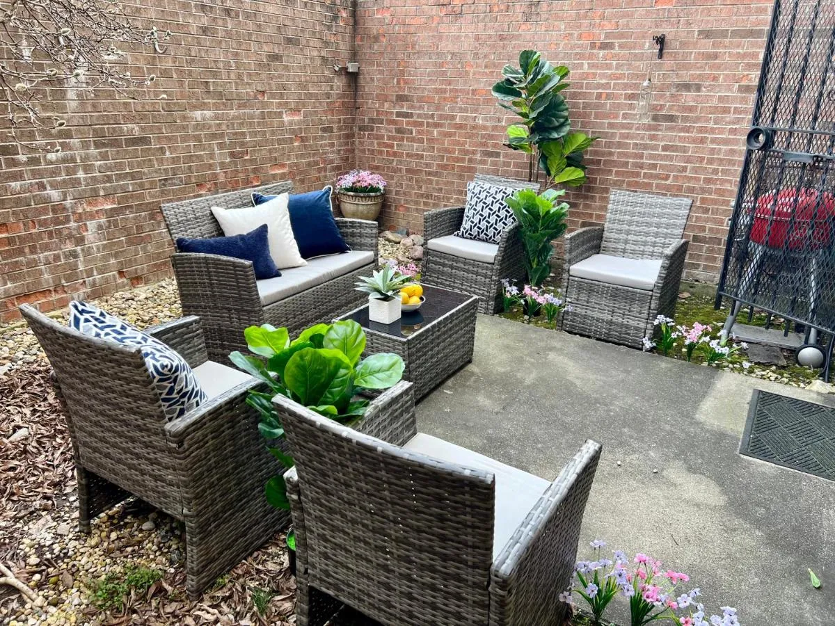 Image 1 of 4 bedroom in Best Location Parking Fireplace Back Yard Home office Pets Welcome