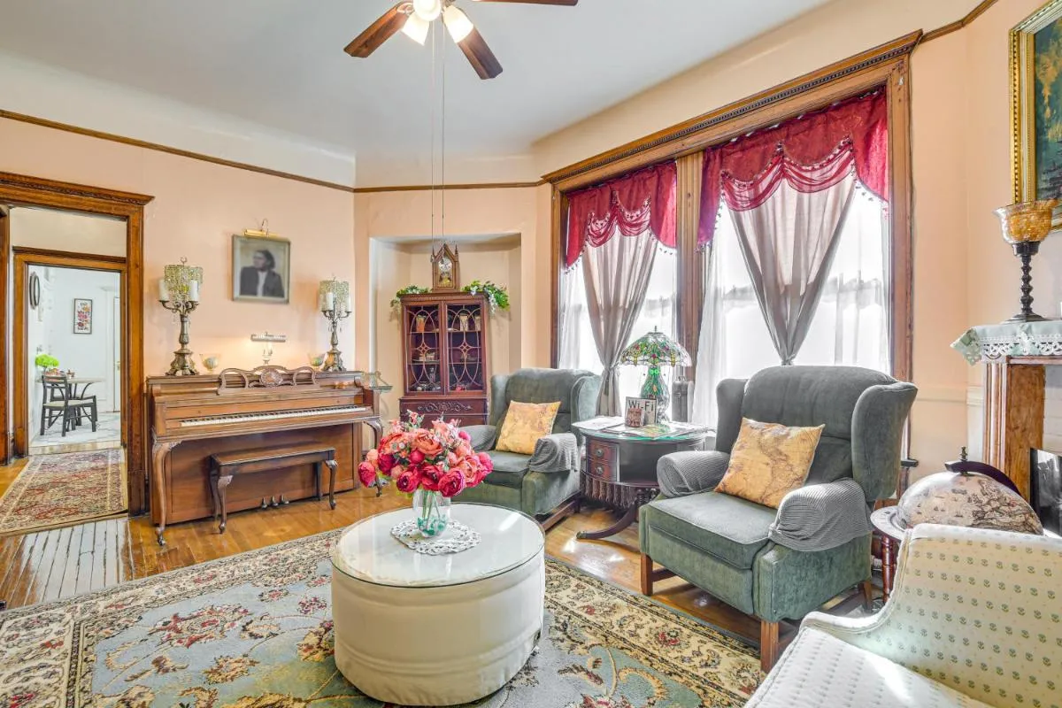 Image 3 of 5 Mi to Dtwn Chicago Apartment in Garfield Park!