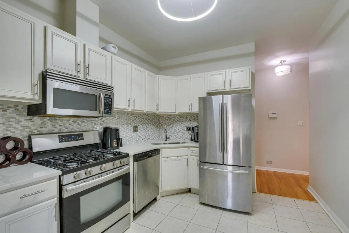 Image 1 of 6 Mi to Dtwn Pet-Friendly Chicago Condo