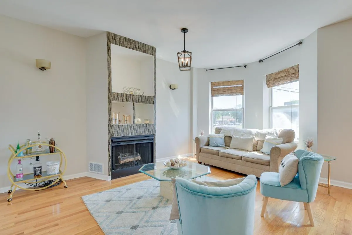 Image 3 of 6 Mi to Dtwn Pet-Friendly Chicago Condo