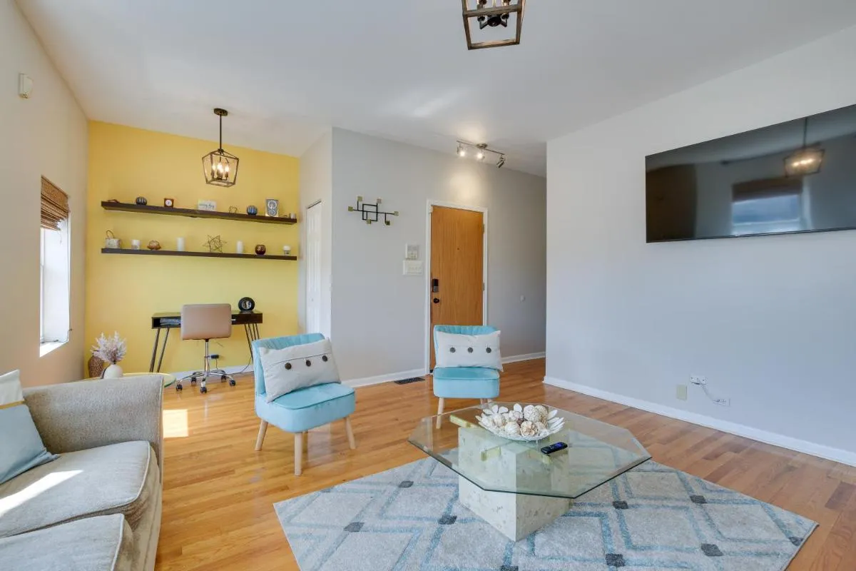Image 4 of 6 Mi to Dtwn Pet-Friendly Chicago Condo