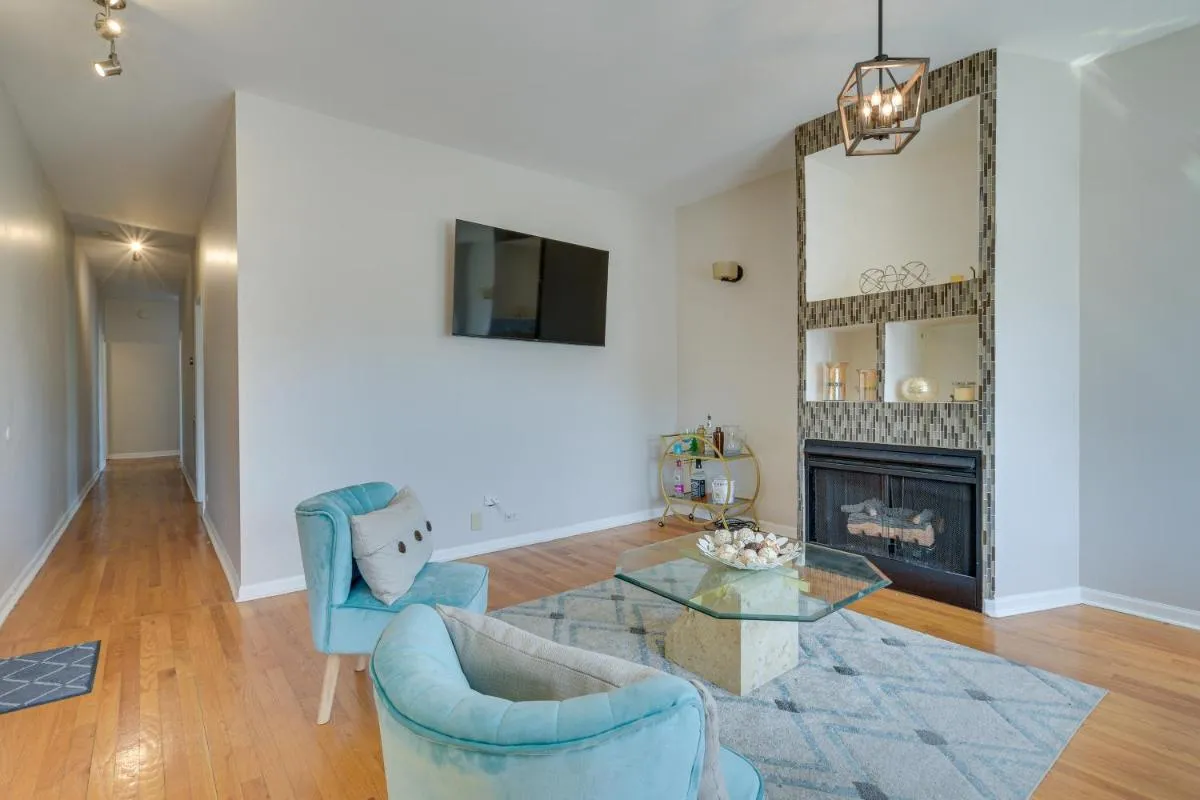Image 5 of 6 Mi to Dtwn Pet-Friendly Chicago Condo