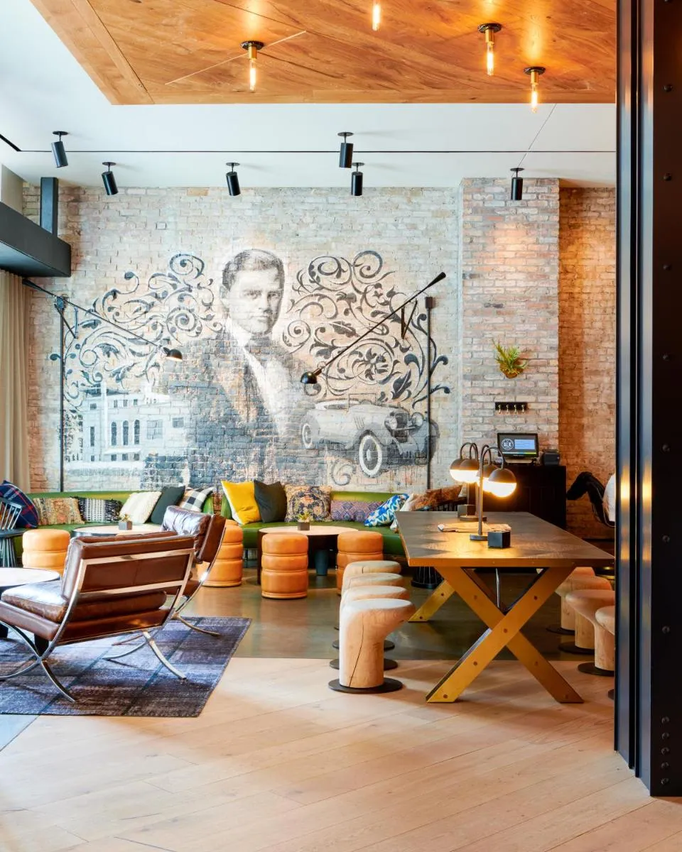 Image 4 of Arlo Chicago