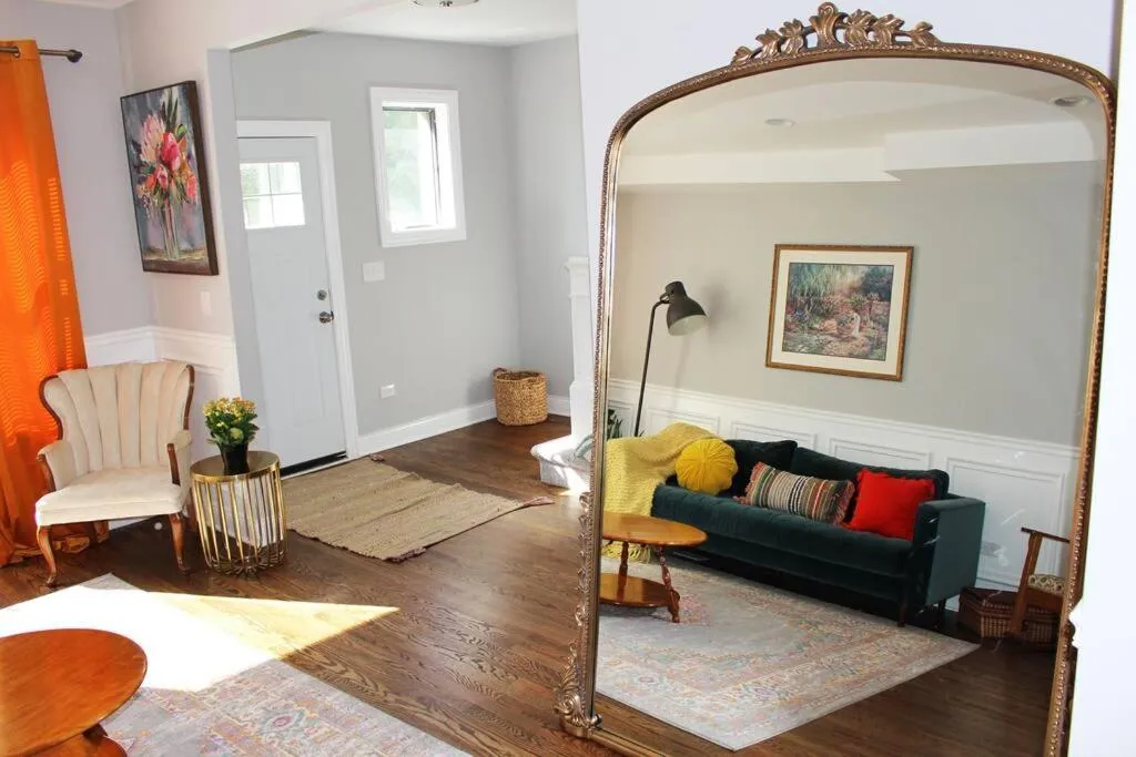Image of BOUTIQUE GARDEN HOUSE CHICAGO 3-STORY sleeps 12
