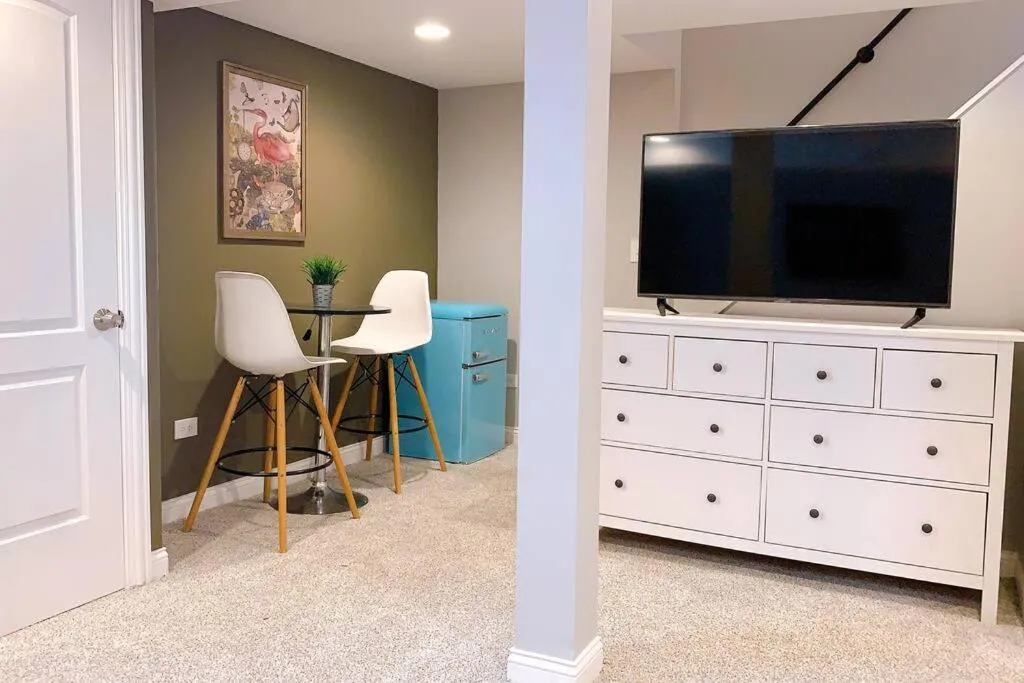Image 4 of BOUTIQUE GARDEN HOUSE CHICAGO 3-STORY sleeps 12