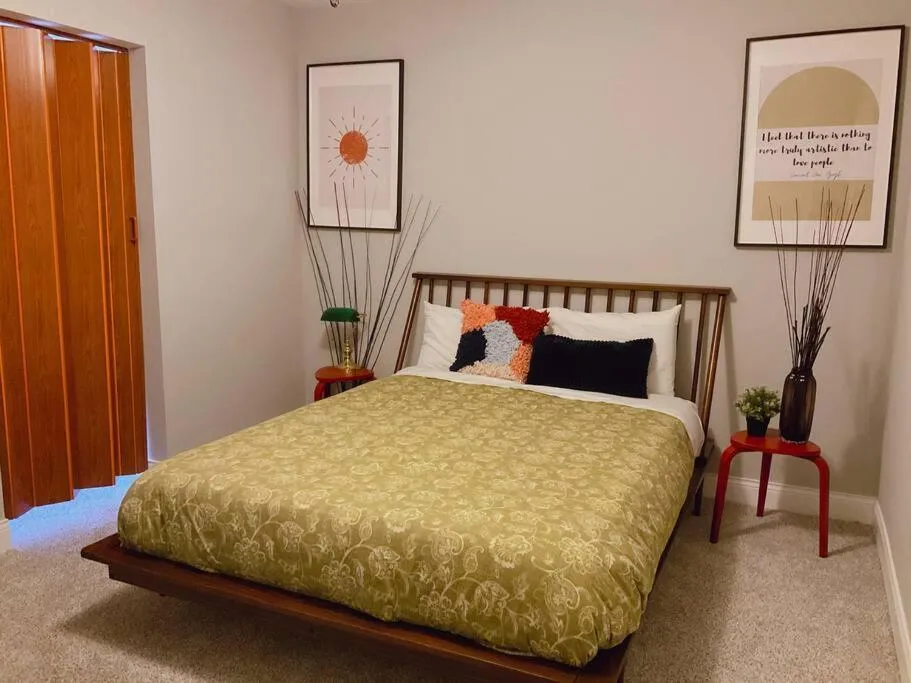 Image 1 of BOUTIQUE GARDEN HOUSE CHICAGO 3-STORY sleeps 12