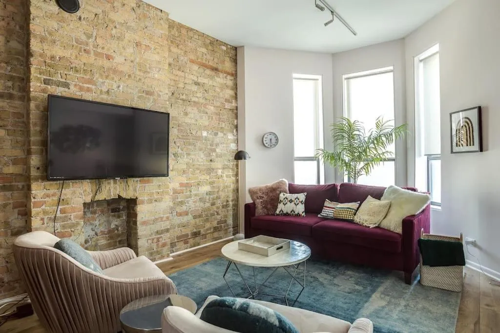 Image of Beautifully Remodeled Second Floor Flat in River North – 2N