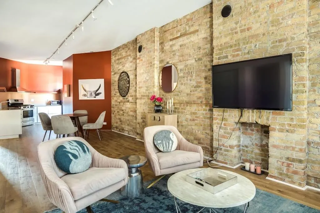 Image 2 of Beautifully Remodeled Second Floor Flat in River North – 2N