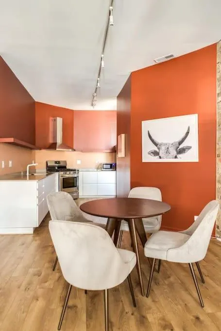 Image 4 of Beautifully Remodeled Second Floor Flat in River North – 2N
