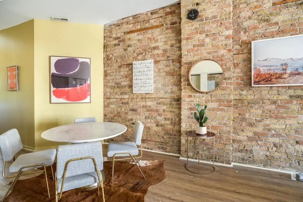 Image 3 of Beautifully Remodeled Third Floor Flat in River North – 3N