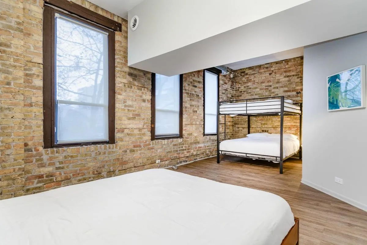Image 1 of Beautifully Remodeled Third Floor Flat in River North – 3N