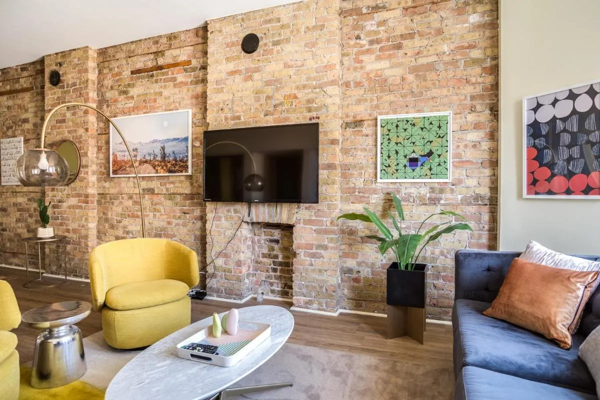 Image 4 of Beautifully Remodeled Third Floor Flat in River North – 3N