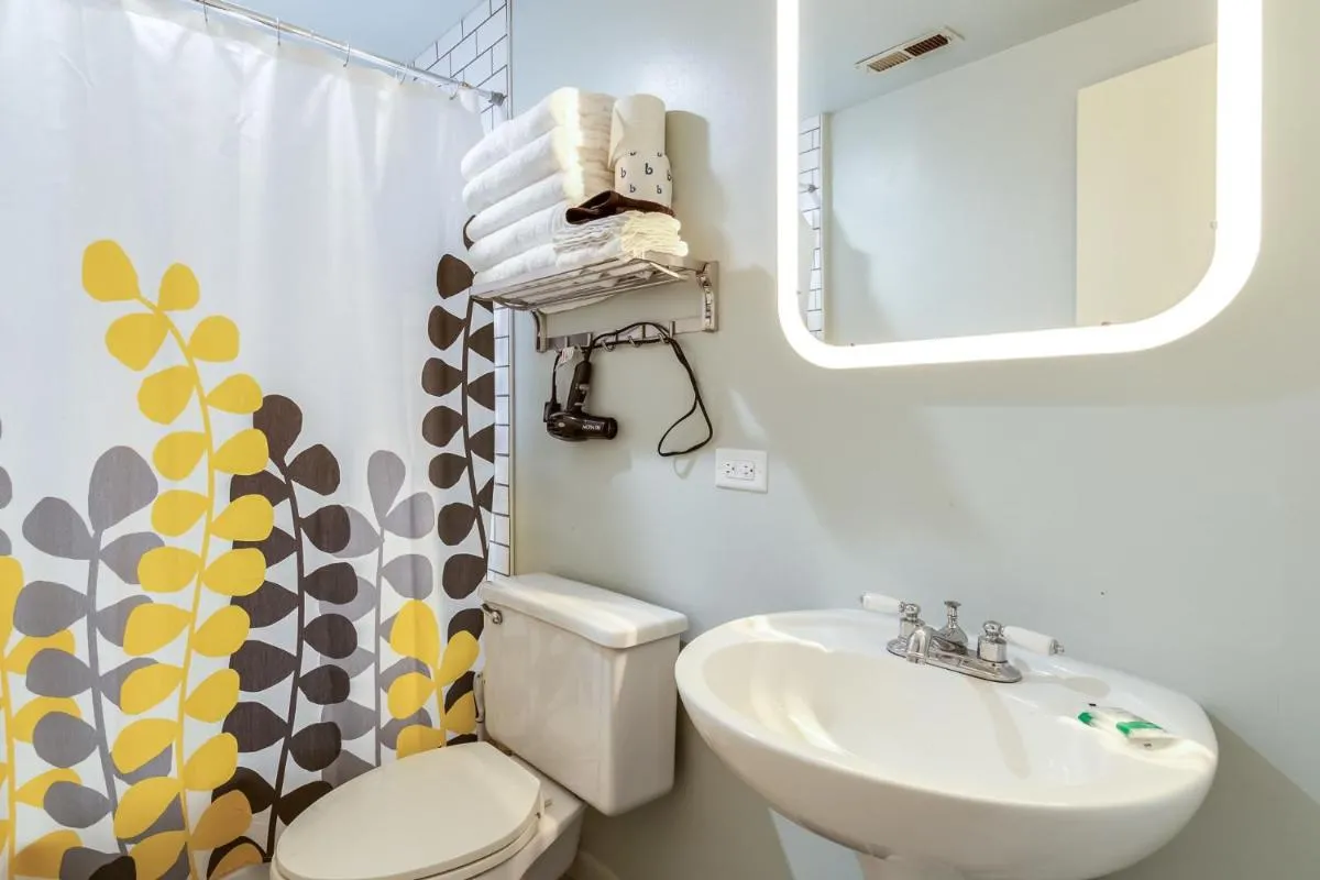 Image 2 of Beautifully Remodeled Third Floor Flat in River North – 3N