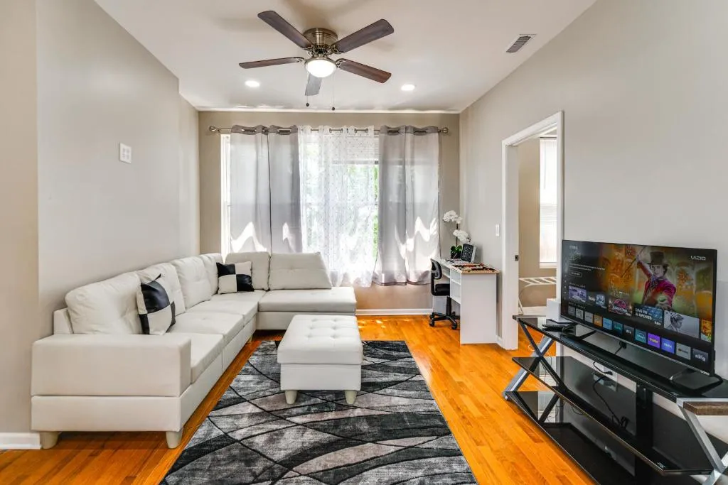 Image of Bright Chicago Apartment Near Stadiums and Downtown