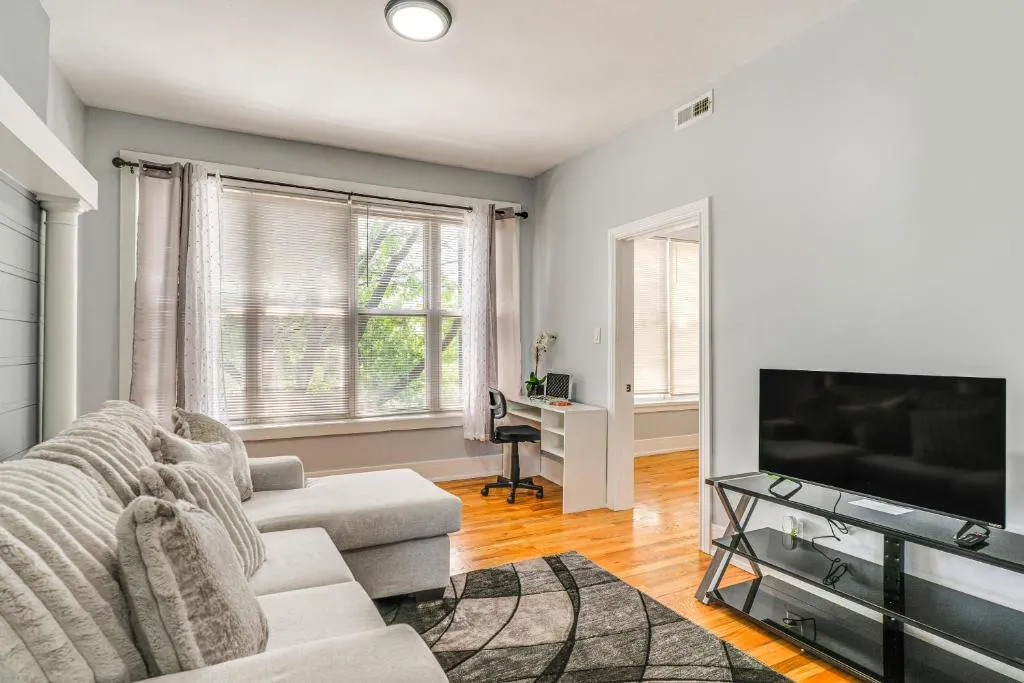 Image of Central Chicago Apartment with Grill 3 Mi to Dtwn!