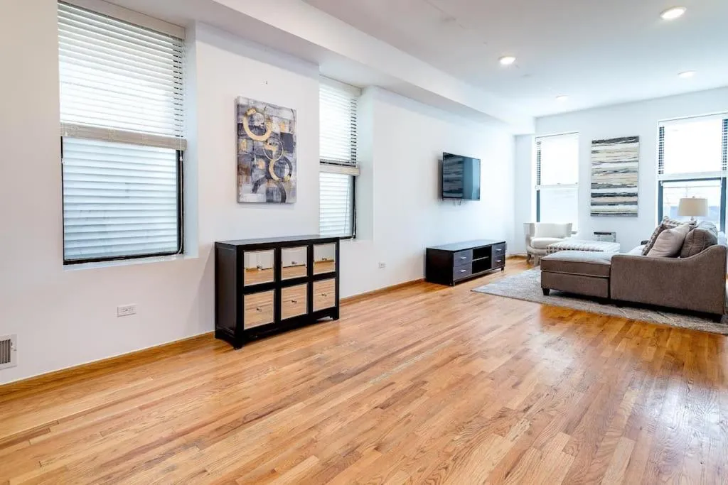 Image 4 of Central Chicago Suite2 Access to Patio