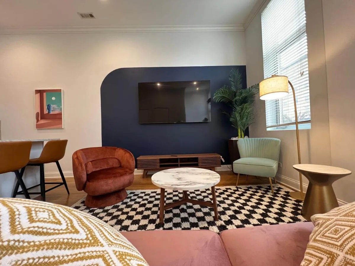 Image 1 of Chic 1 BR w Parking