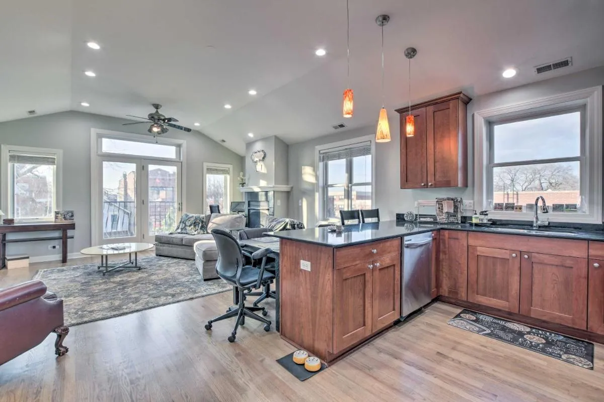 Image 3 of Chicago Condo with Balcony Walk to CTA Stations!