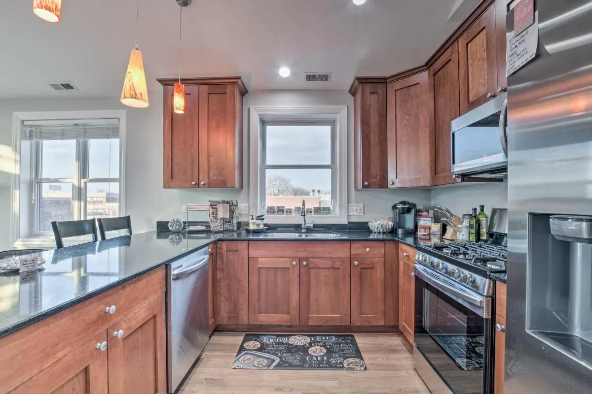 Image 4 of Chicago Condo with Balcony Walk to CTA Stations!
