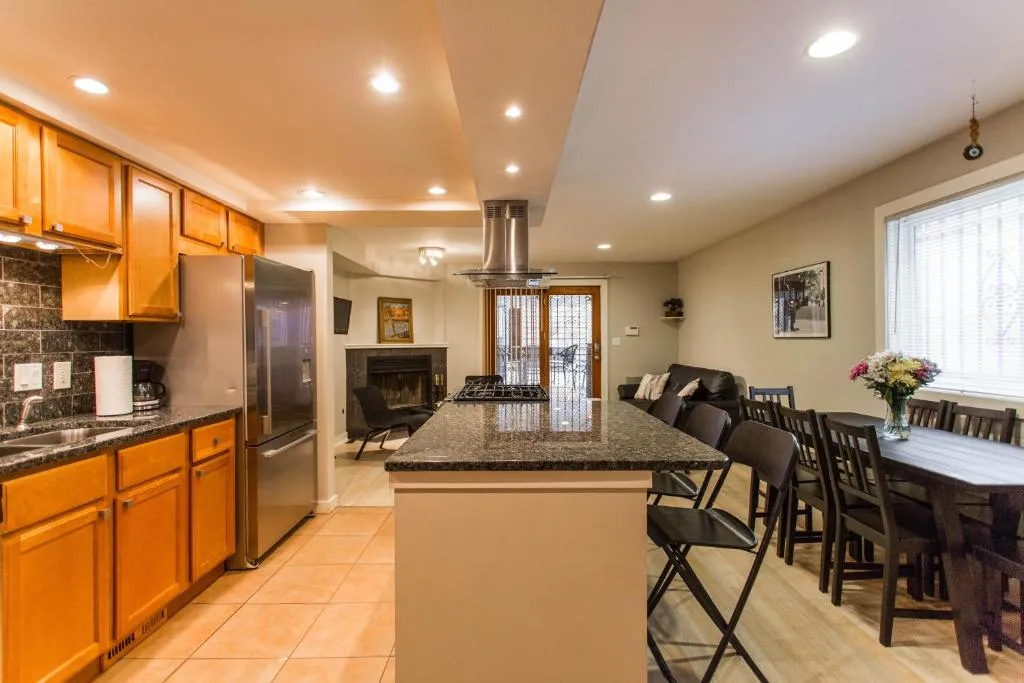 Image of Couture Themed 3 Bedroom in Prime Spot with Patio, Parking, Fireplace, Pets Welcome