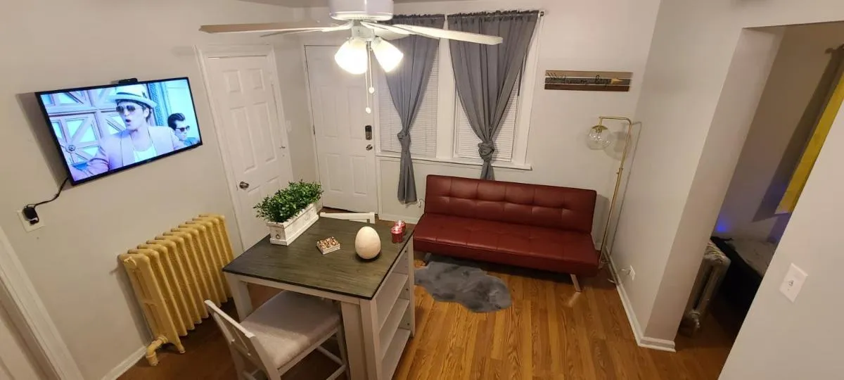 Image 1 of Cozy 1 bedroom, 1 min from Irving Park Blue line, free parking