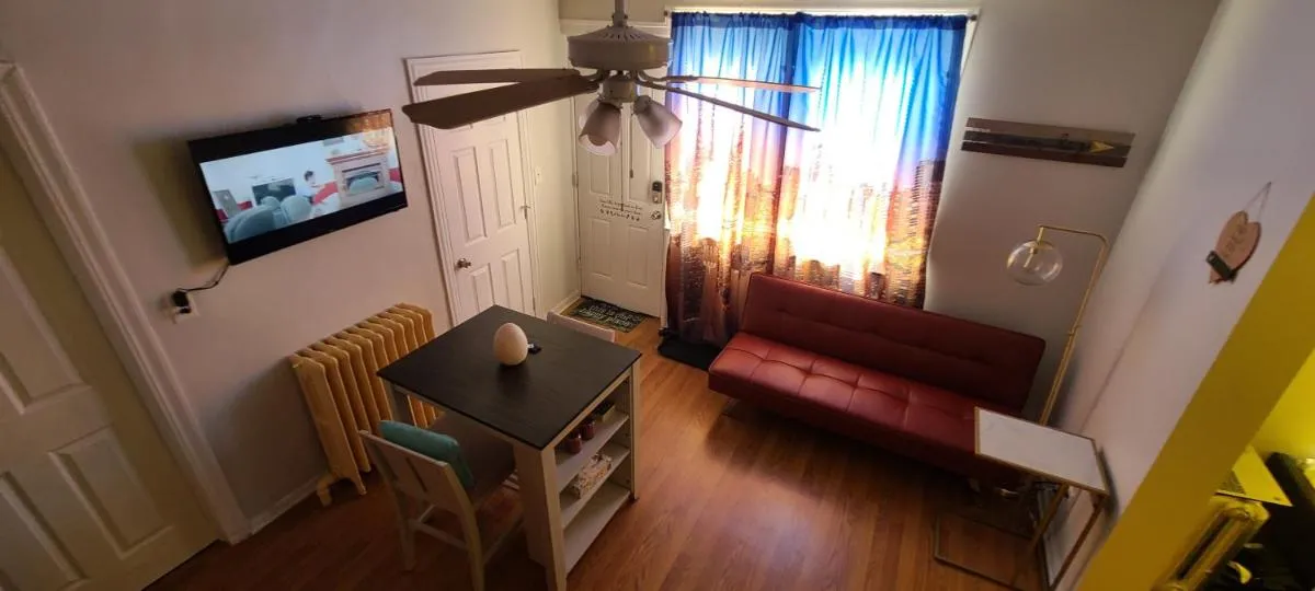 Image 5 of Cozy 1 bedroom, 1 min from Irving Park Blue line, free parking