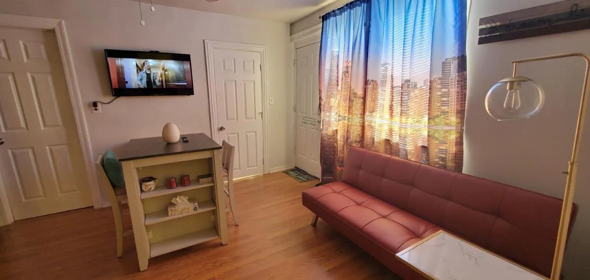 Image 2 of Cozy 1 bedroom, 1 min from Irving Park Blue line, free parking