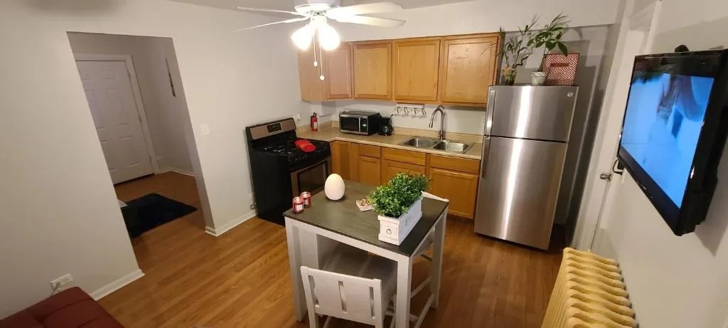 Image of Cozy 1 bedroom, 1 min from Irving Park Blue line, free parking