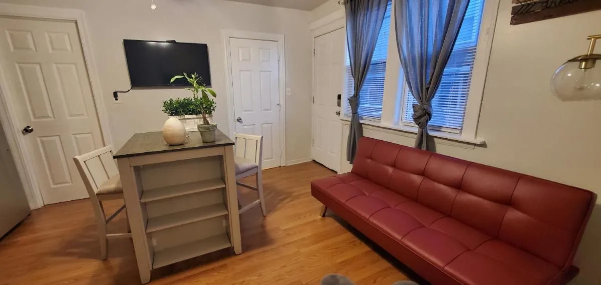 Image 6 of Cozy 1 bedroom, 1 min from Irving Park Blue line, free parking