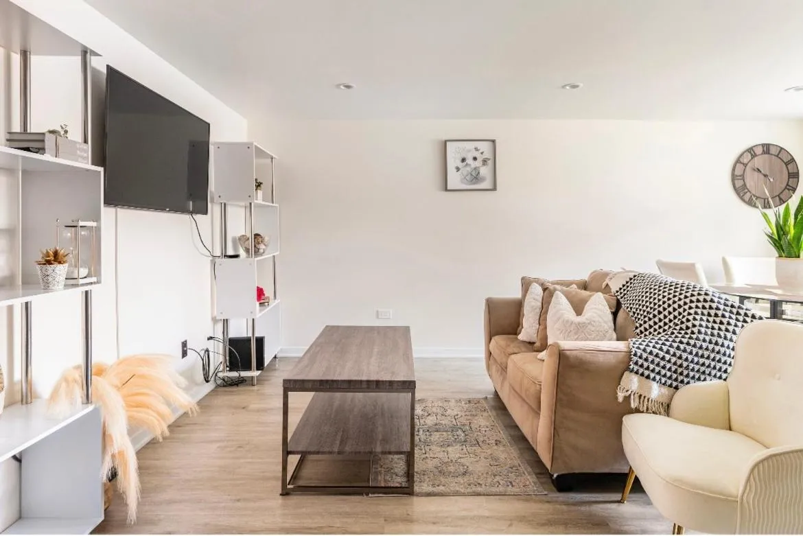Image 3 of Cozy 2 brm apartment mins away from United Center