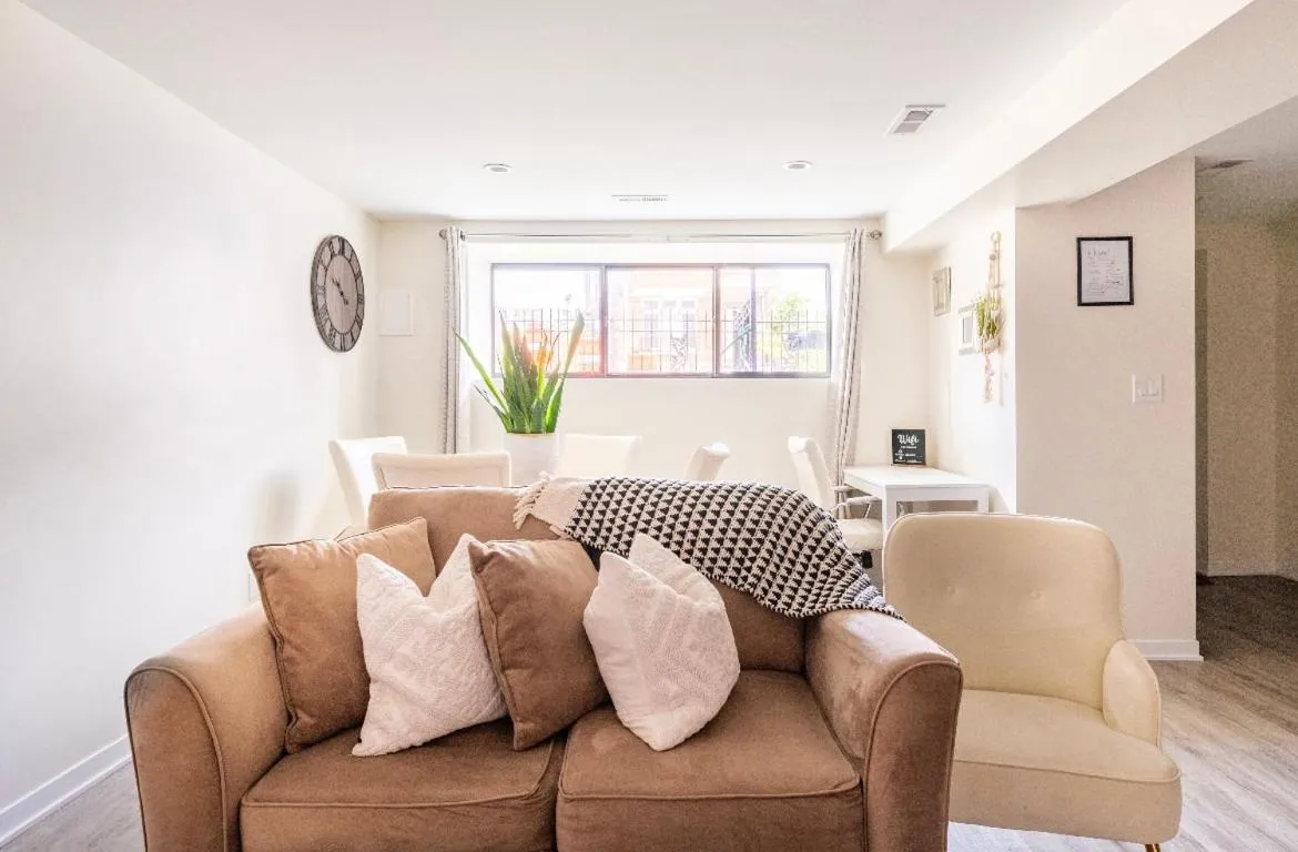 Image 1 of Cozy 2 brm apartment mins away from United Center